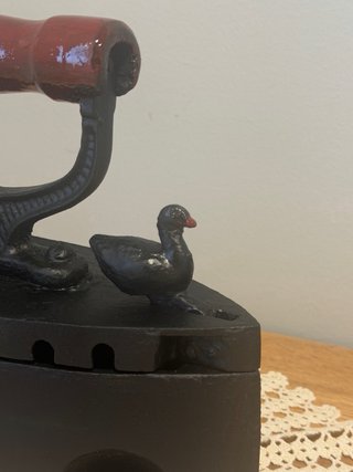 Ferro de engomar antigo a carvão com pato