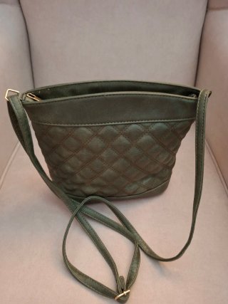 Bolso bandolera verde acolchado