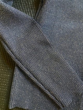 Camisa Mango brillante azul/plata con mango largo.
