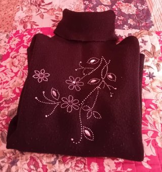 Jersey negro cuello alto con pedrería