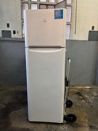 Nevera Indesit blanca