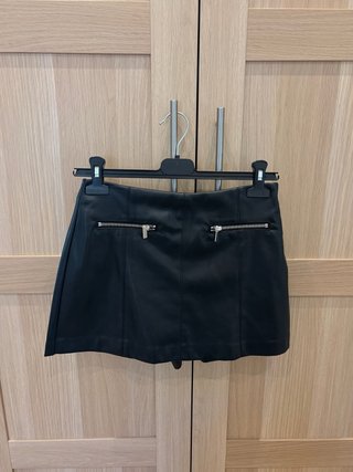 Falda negra cuero cremalleras