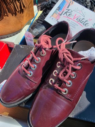 Scarpe eleganti viola con lacci