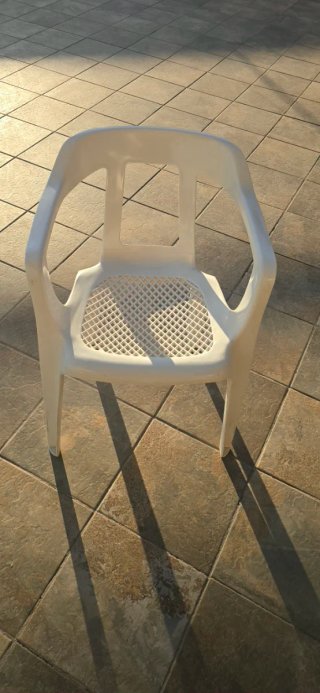Silla de jardín blanca de plástico