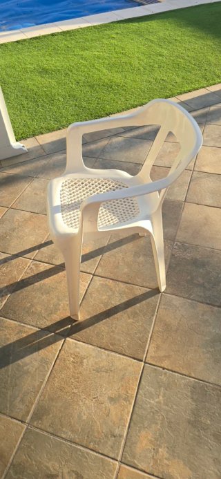 Silla de jardín blanca de plástico