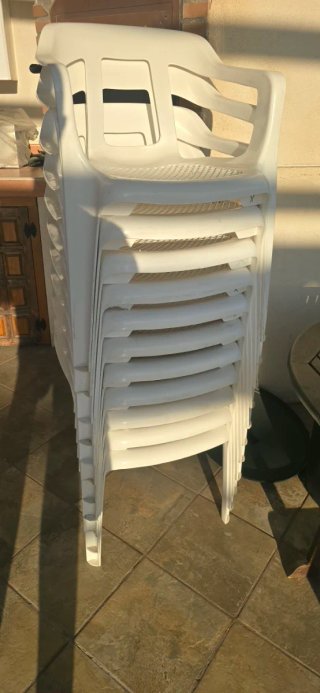 Silla de jardín blanca de plástico