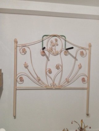 Cabecero de forja beige y rosa