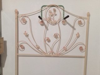Cabecero de forja beige y rosa