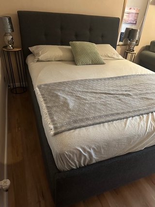 Cama tapizada con almacenaje y colchón