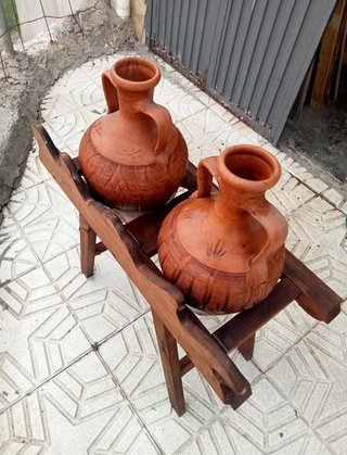 Cantarera de madera con 2 cántaros