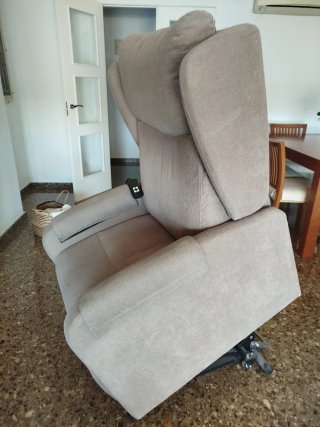 Sillón eléctrico levanta personas