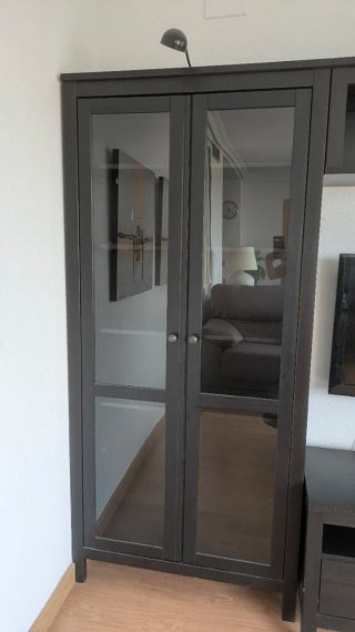 Mueble TV negro con vitrinas y luz