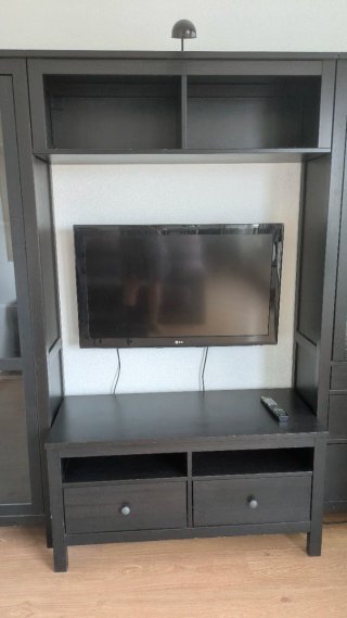 Mueble TV negro con vitrinas y luz