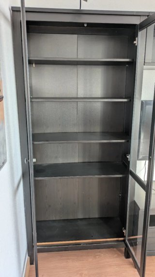 Mueble TV negro con vitrinas y luz