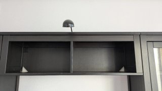 Mueble TV negro con vitrinas y luz