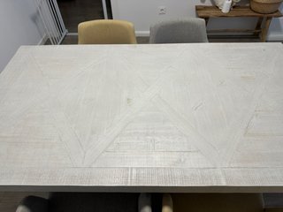 Mesa de comedor de madera