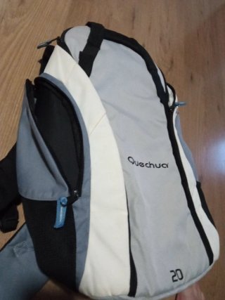 Mochila Quechua 20L Gris y Blanca