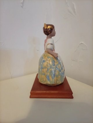 Figura de porcelana niña vestido blanco . Fallera