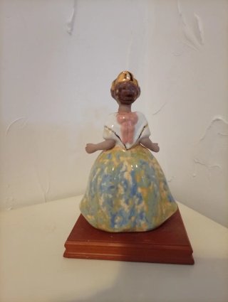 Figura de porcelana niña vestido blanco . Fallera
