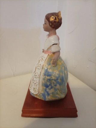 Figura de porcelana niña vestido blanco . Fallera