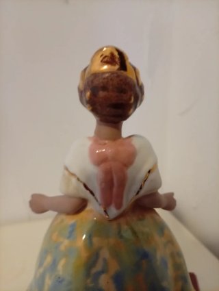 Figura de porcelana niña vestido blanco . Fallera