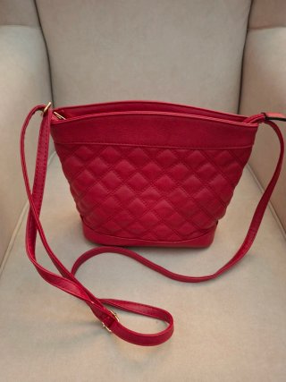 Bolso rojo con correa ajustable