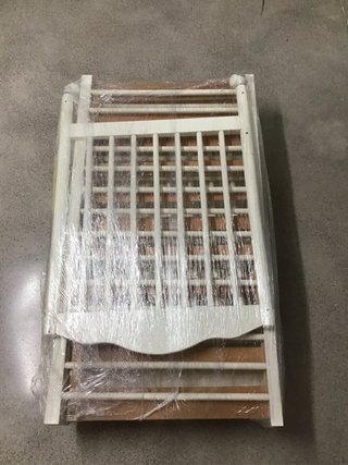 Cuna de bebé blanca plegable