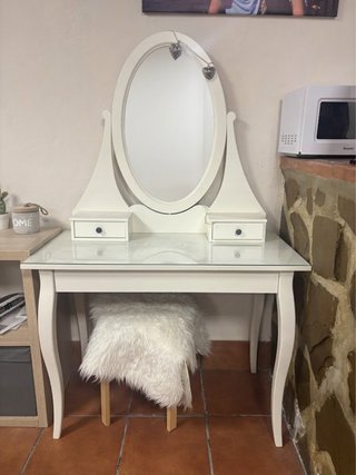 Tocador blanco con espejo y taburete