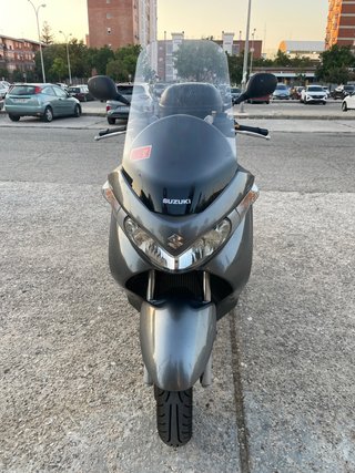 Suzuki Burgman 200 gris