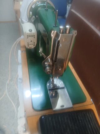 Máquina de coser Wertheim verde