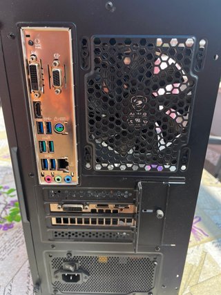 PC De Sobremesa Gamer Junto a Teclado Razer