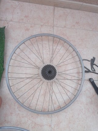 Bicicleta Desmontada Roja y Negra