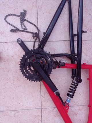 Bicicleta Desmontada Roja y Negra