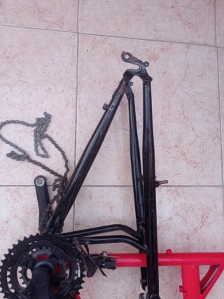 Bicicleta Desmontada Roja y Negra
