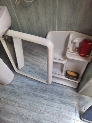 Espejo de baño con marco blanco