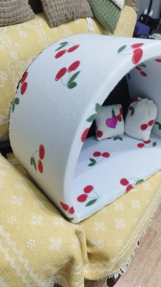Cama para mascotas con estampado de cerezas