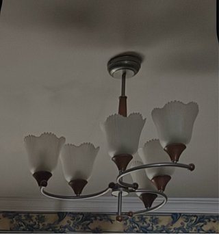 Lámpara de comedor de cristal y madera