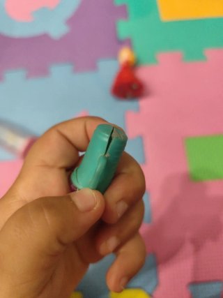 Muñeca y biberón de juguete
