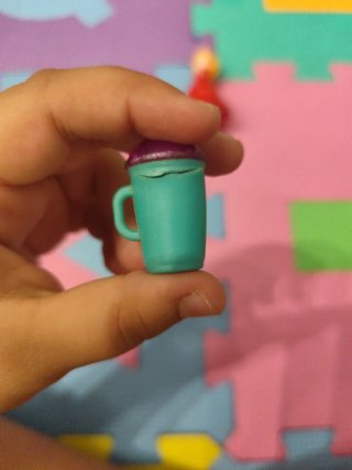 Muñeca y biberón de juguete