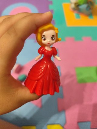 Muñeca y biberón de juguete