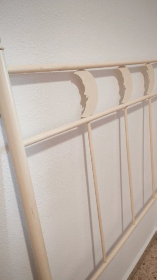 Cabecero de metal beige con lunas