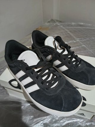 Zapatillas Adidas Court Negras y Blancas