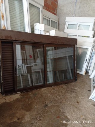 Ventanas de aluminio marrones
