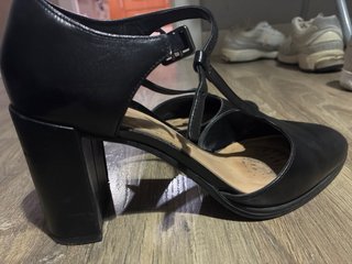 Zapatos Clarks Negros Tacón T-Strap Hebilla
