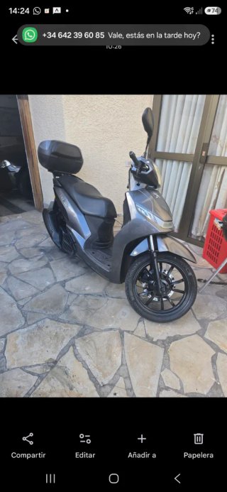 Peugeot 125 gris, moto tipo scooter