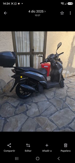 Peugeot 125 gris, moto tipo scooter