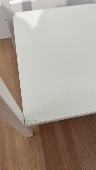 Mesa auxiliar blanca con cajón