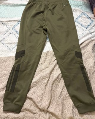Pantalón chándal Adidas verde militar