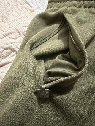 Pantalón chándal Adidas verde militar