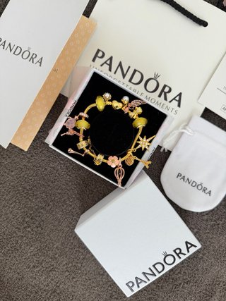 Pulsera Pandora con charms dorados y amarillos